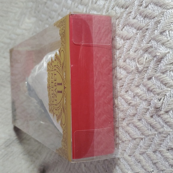 Barbie Queen Elizabeth II 70TH Anniversary Doll - Picture 5 of 11